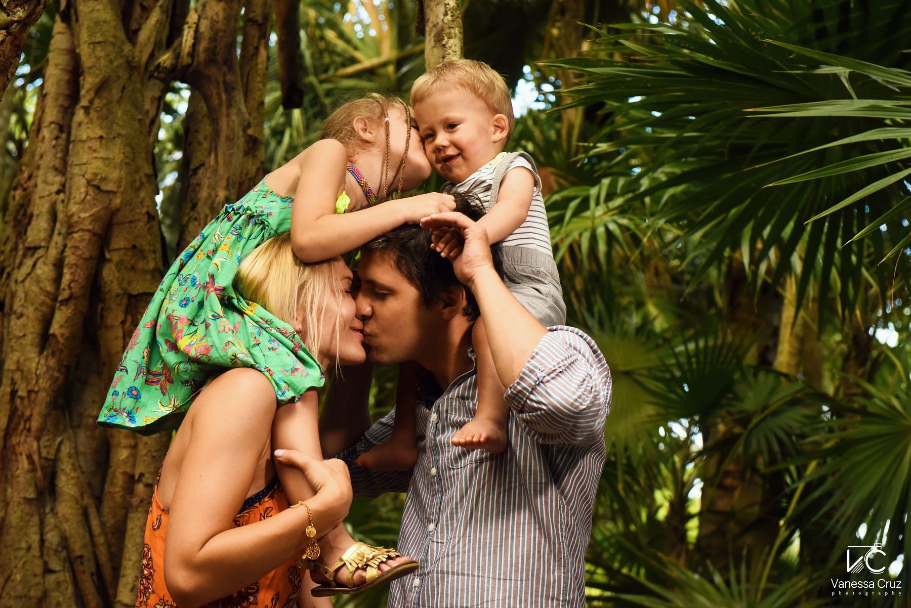double kiss family portrait photography Playa del Carmen Mexico