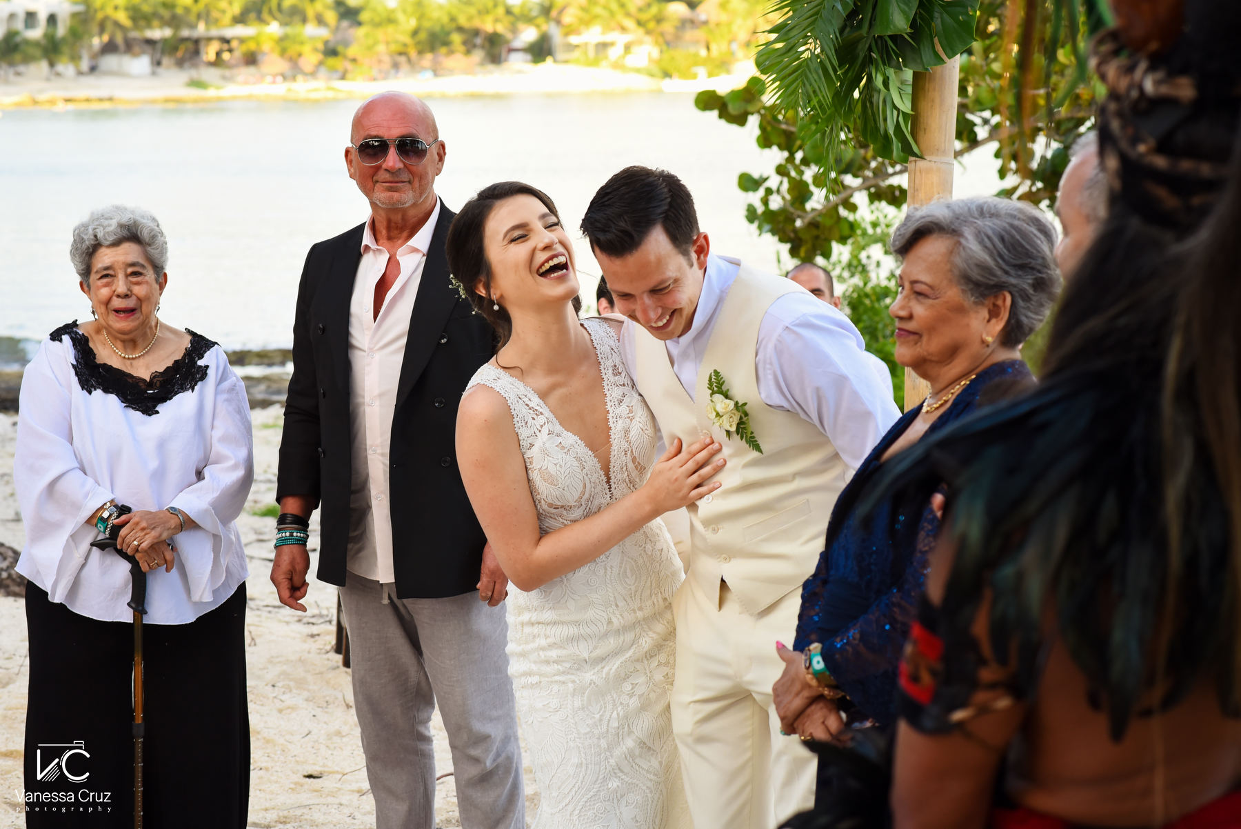 Novia y novio riendo playa  blue Venado boda  Riviera Maya Mexico